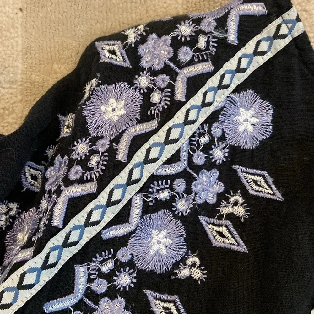 Anthropologie Rebellion
Black blue floral embroidered crop top Women's Size M - Picture 5 of 8